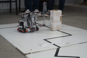 Robô em ação durante o simulado